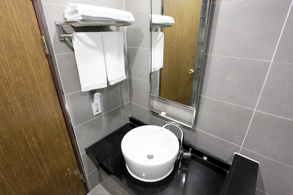 Bathroom sink