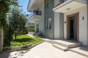 thumbnail: Front of property