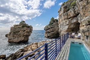 thumbnail: Poolside bar