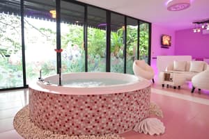 thumbnail: Jetted tub