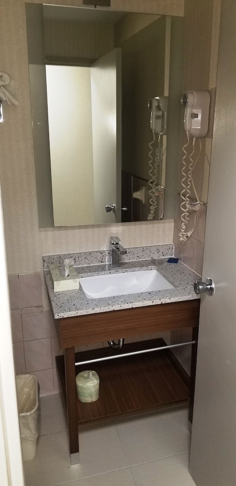Bathroom sink