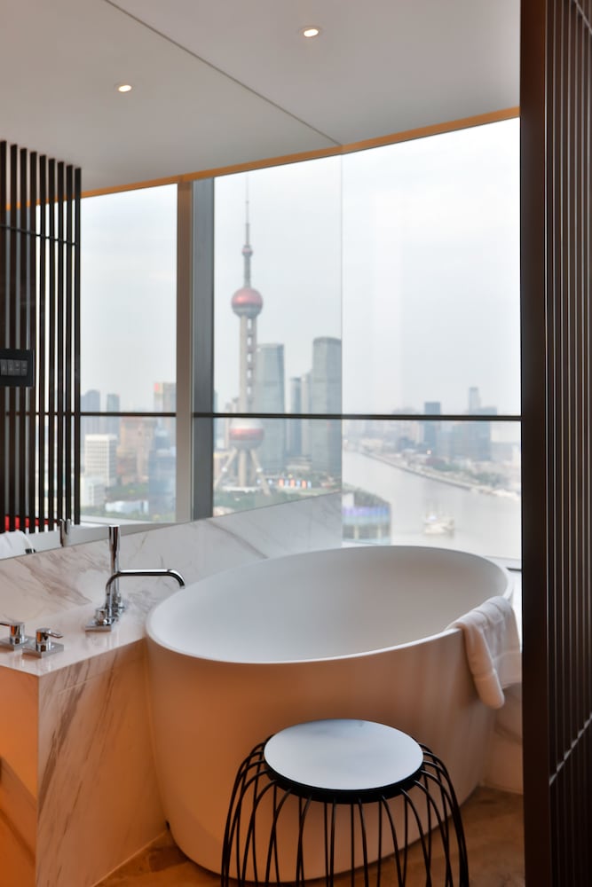 Deep soaking bathtub