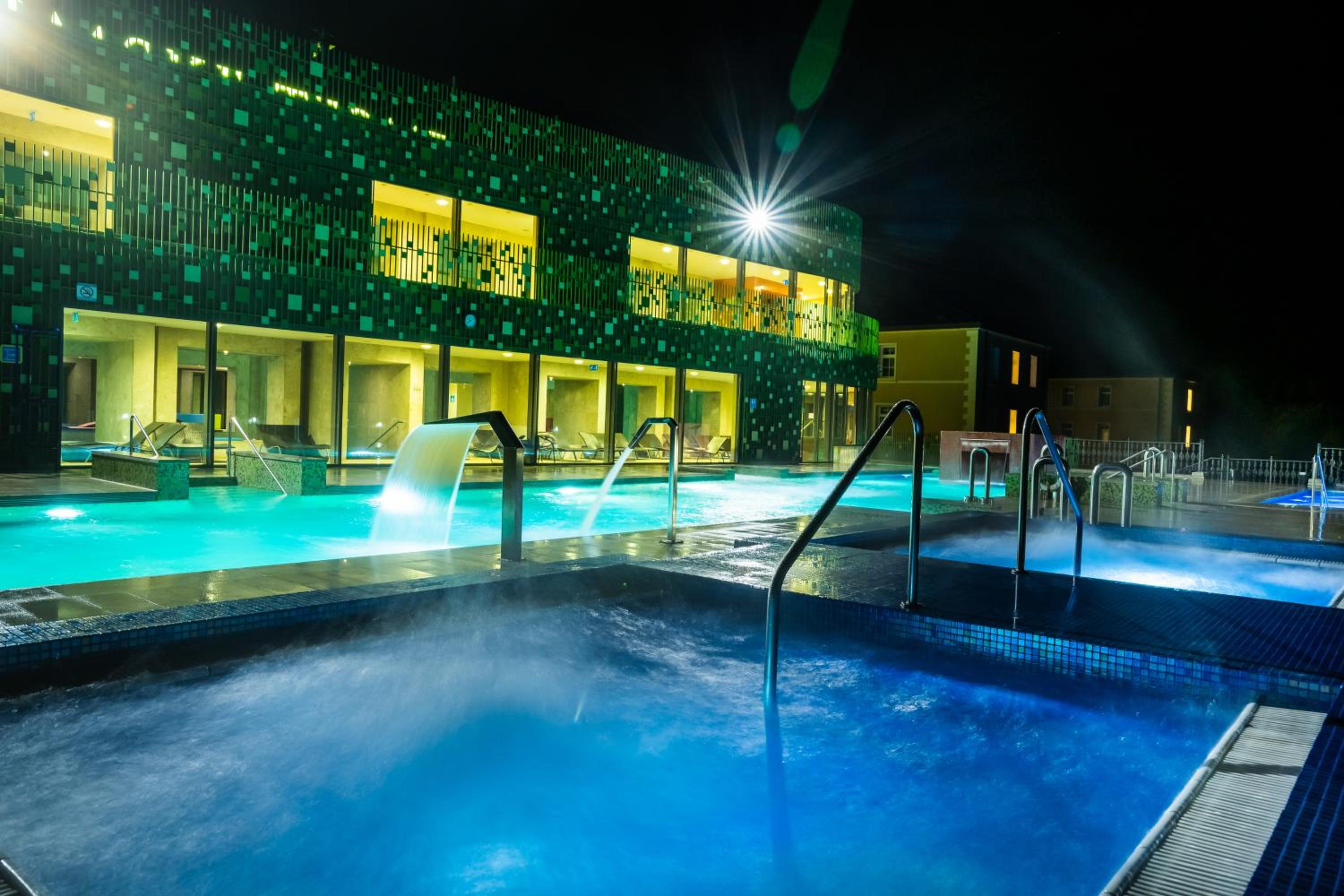 Swimming pool-spa