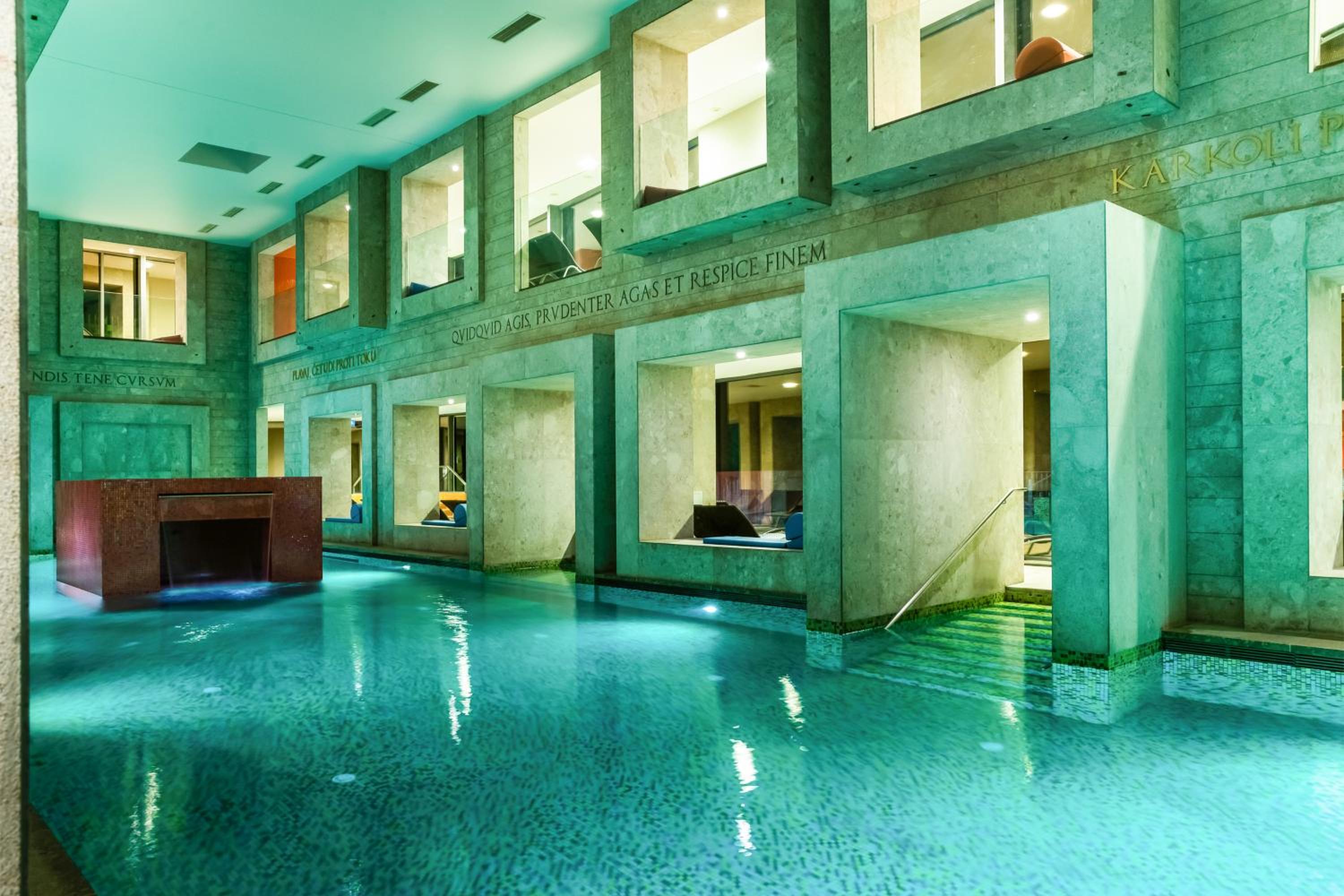 Swimming pool-spa