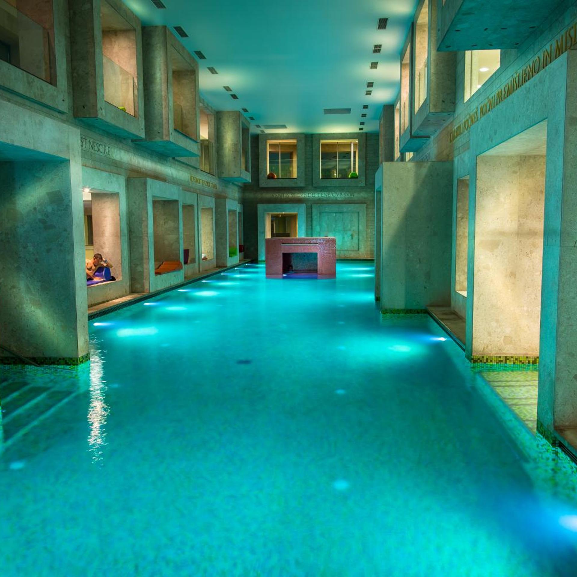 Swimming pool-spa