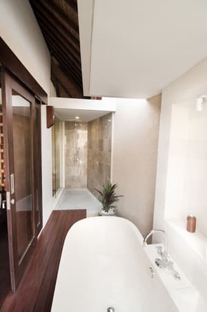 thumbnail: Deep soaking bathtub