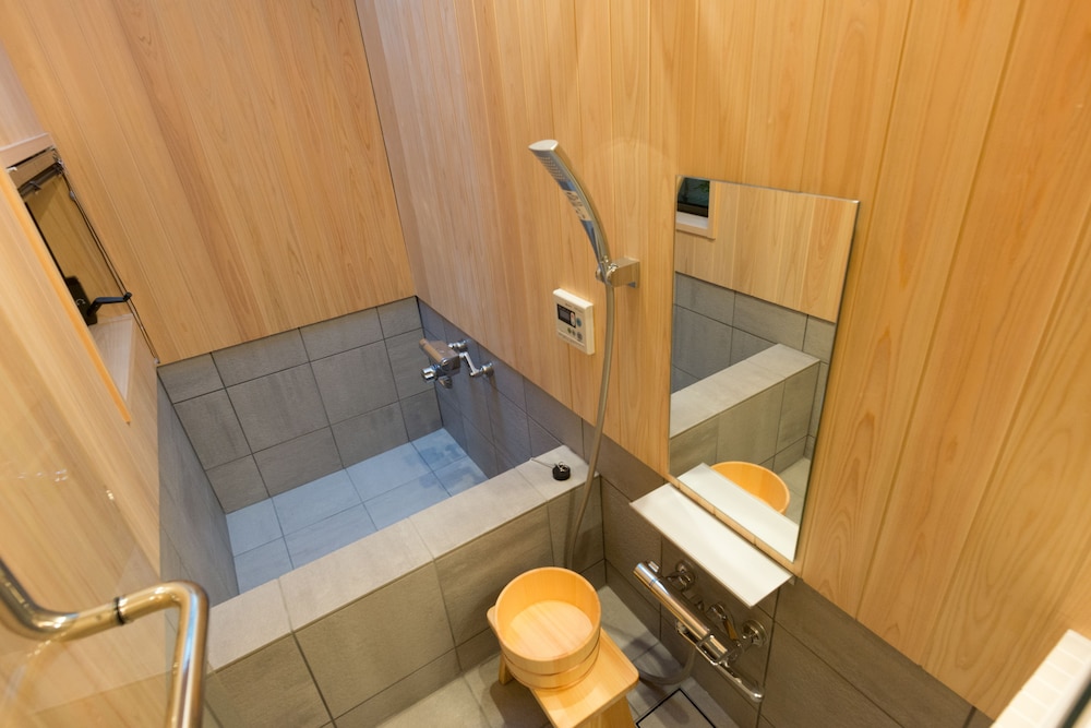 Deep soaking bathtub