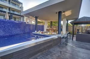 thumbnail: Swim-up bar