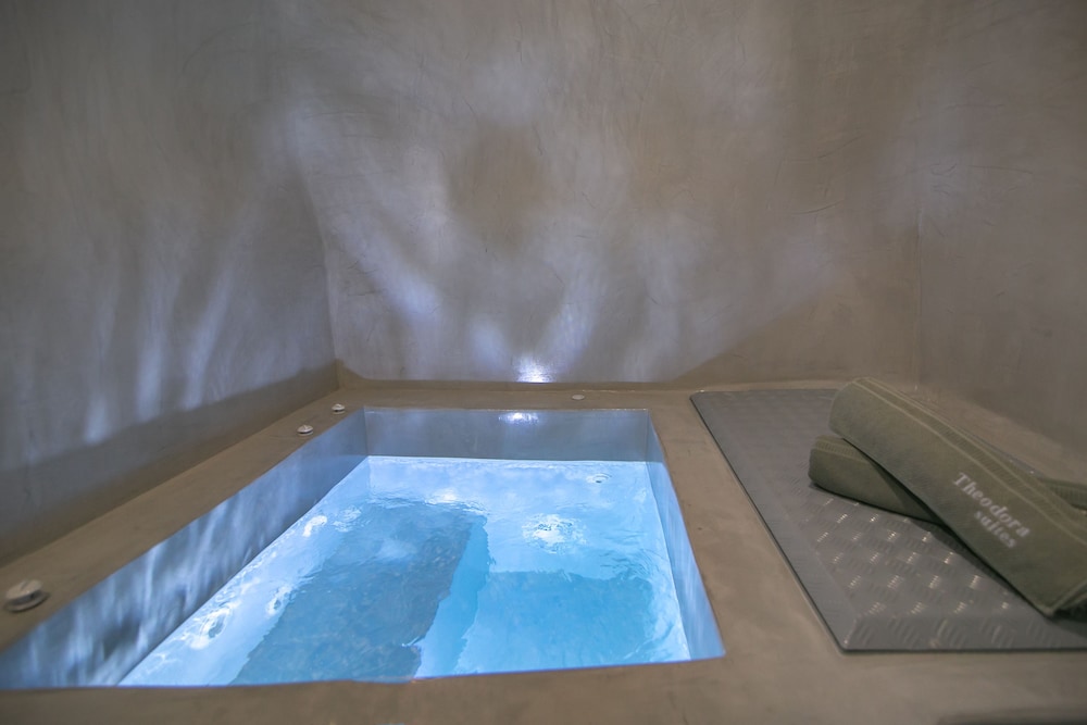 Private spa tub