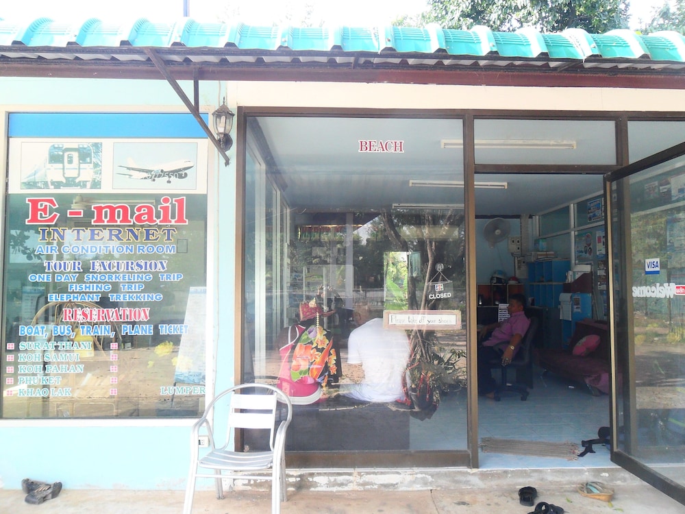 Check-in/check-out kiosk