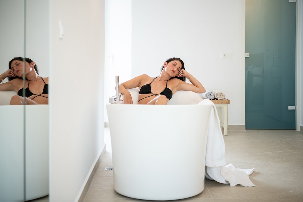 Deep soaking bathtub