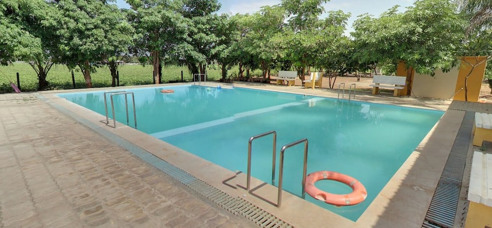 Indoor/outdoor pool