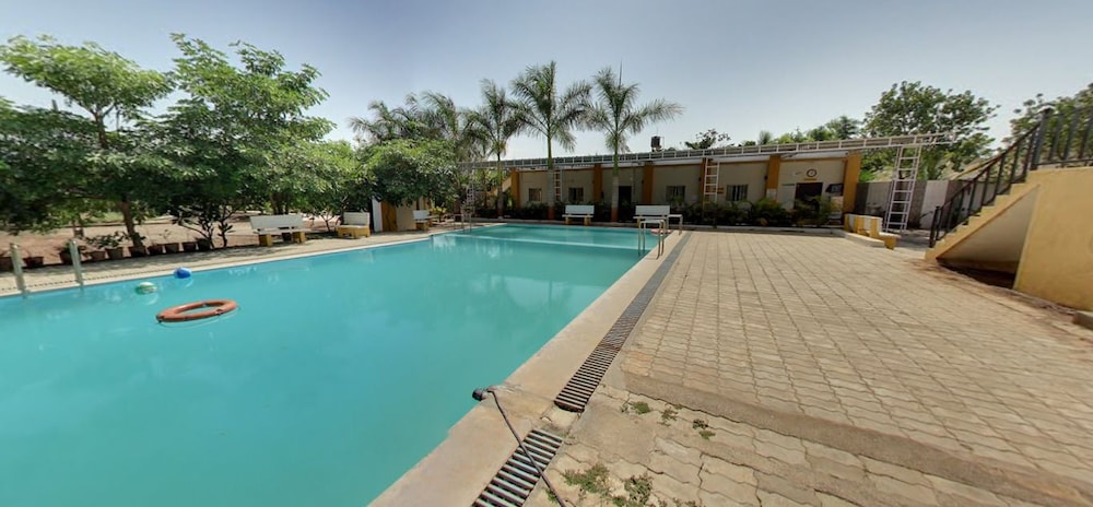 Indoor/outdoor pool