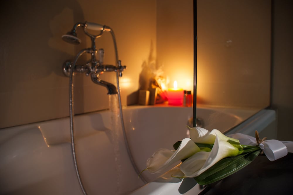 Deep soaking bathtub