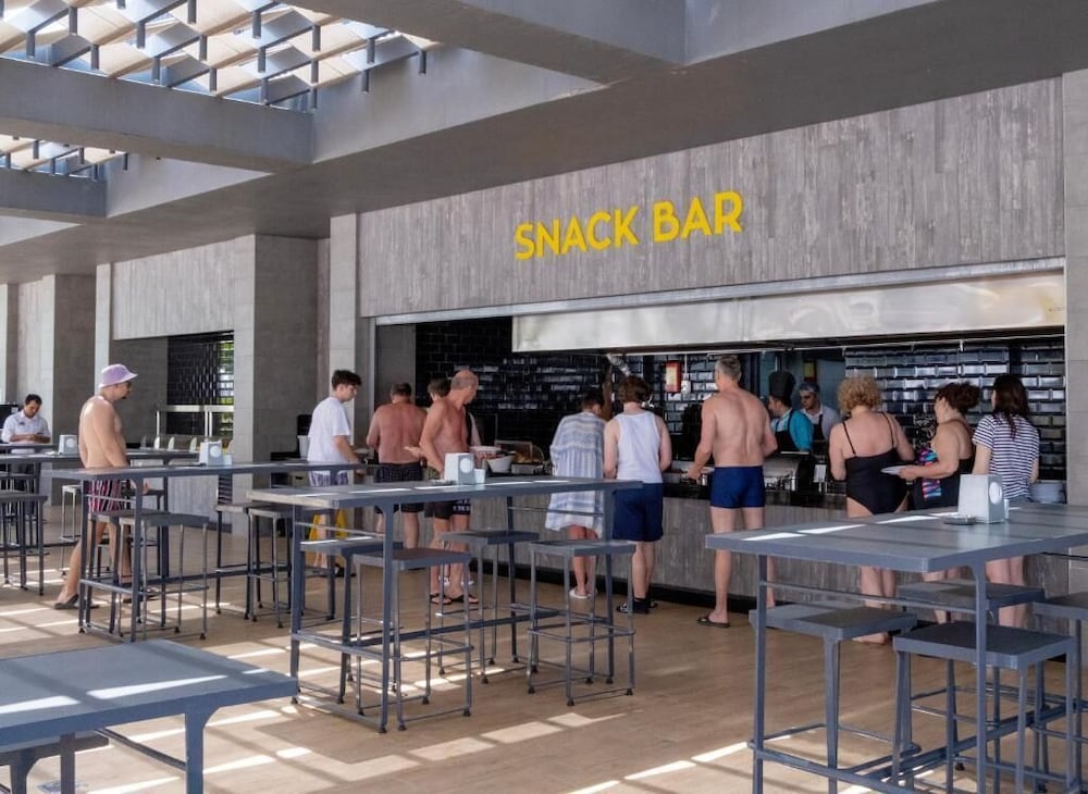 Swim-up bar