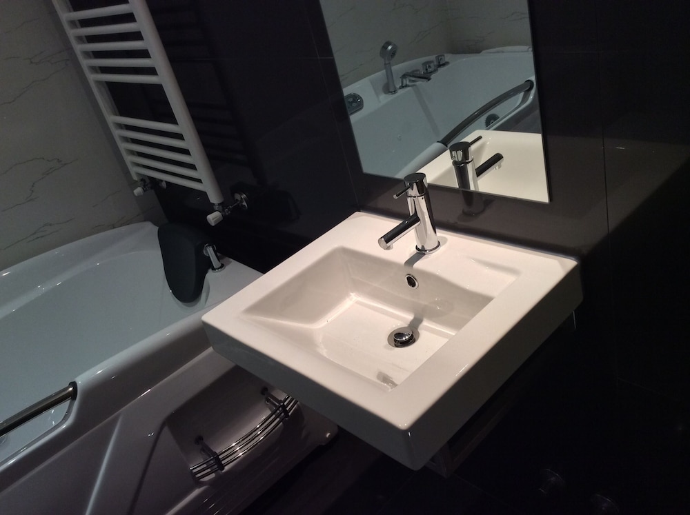 Bathroom sink