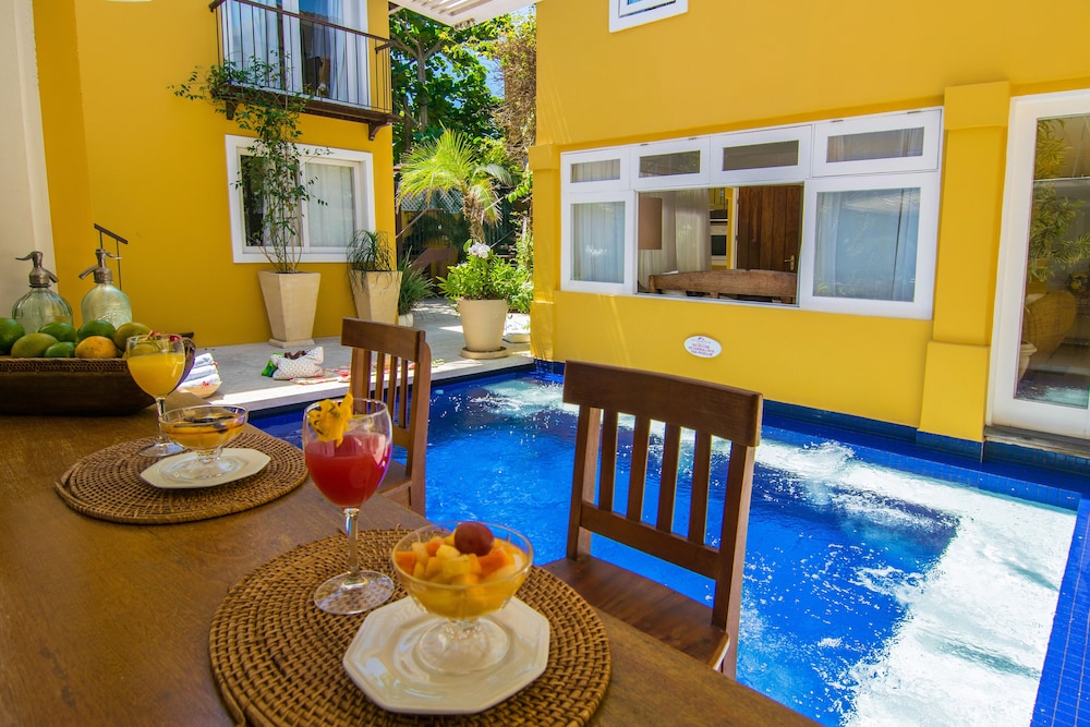 Poolside bar