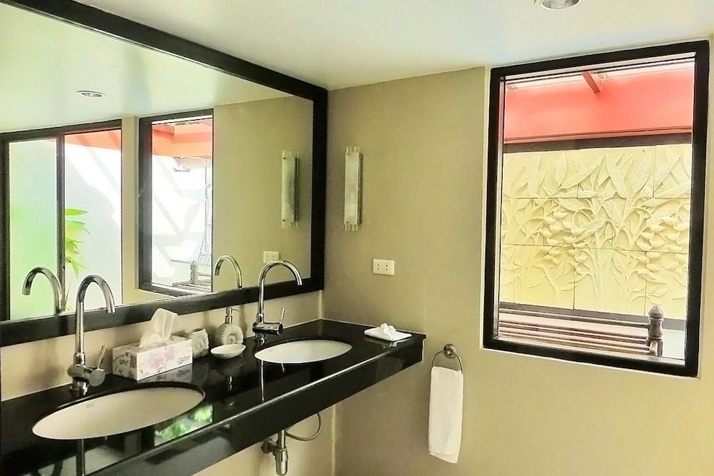 Bathroom sink