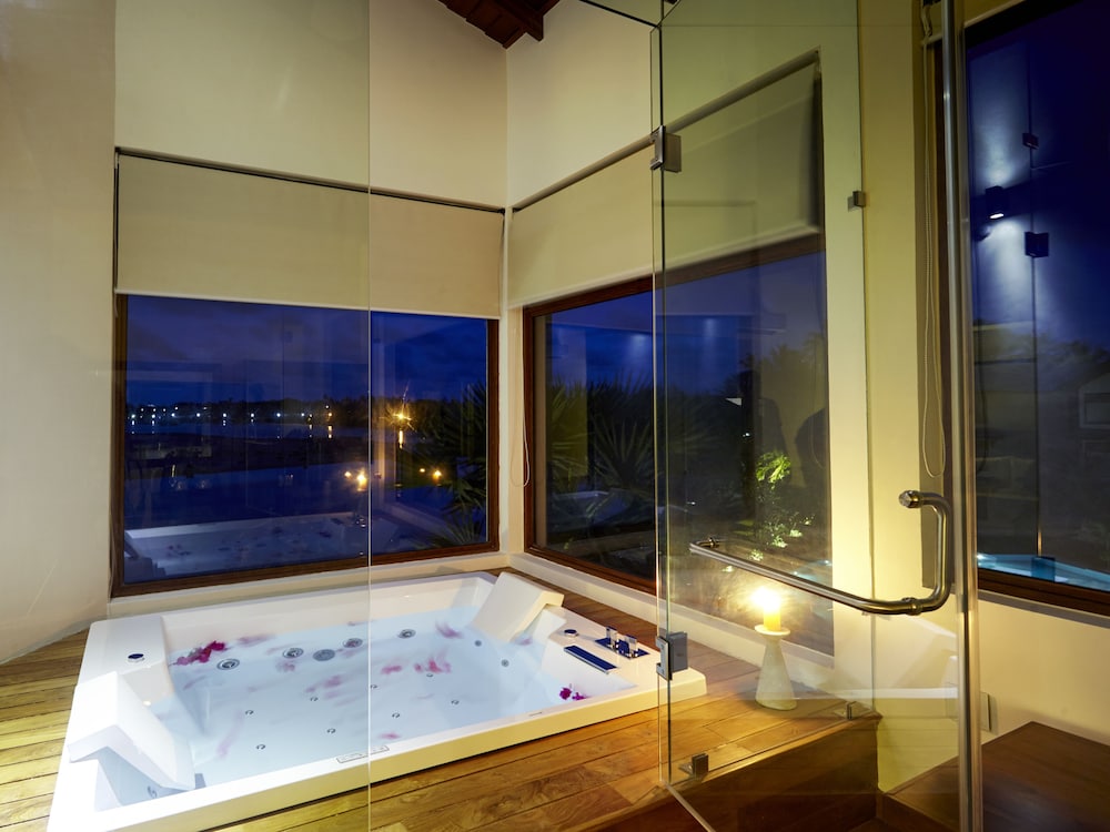 Indoor spa tub