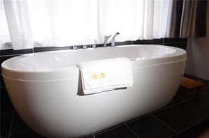 thumbnail: Deep soaking bathtub
