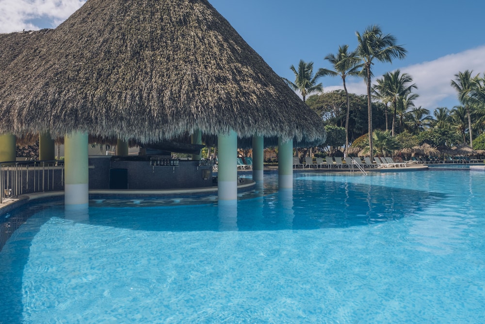 Swim-up bar