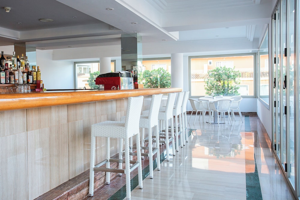 Poolside bar