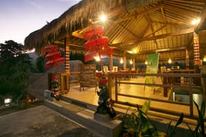 thumbnail: Outdoor dining