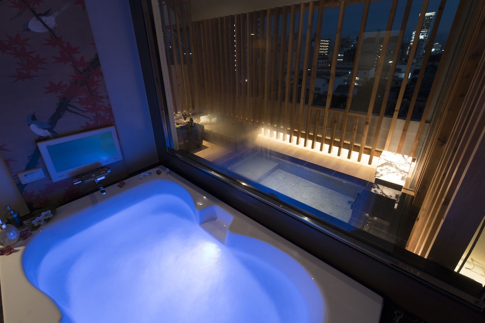 Indoor spa tub