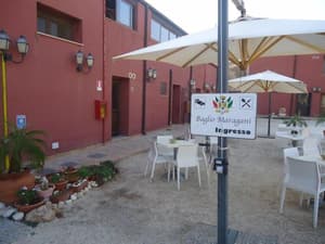 thumbnail: Outdoor dining