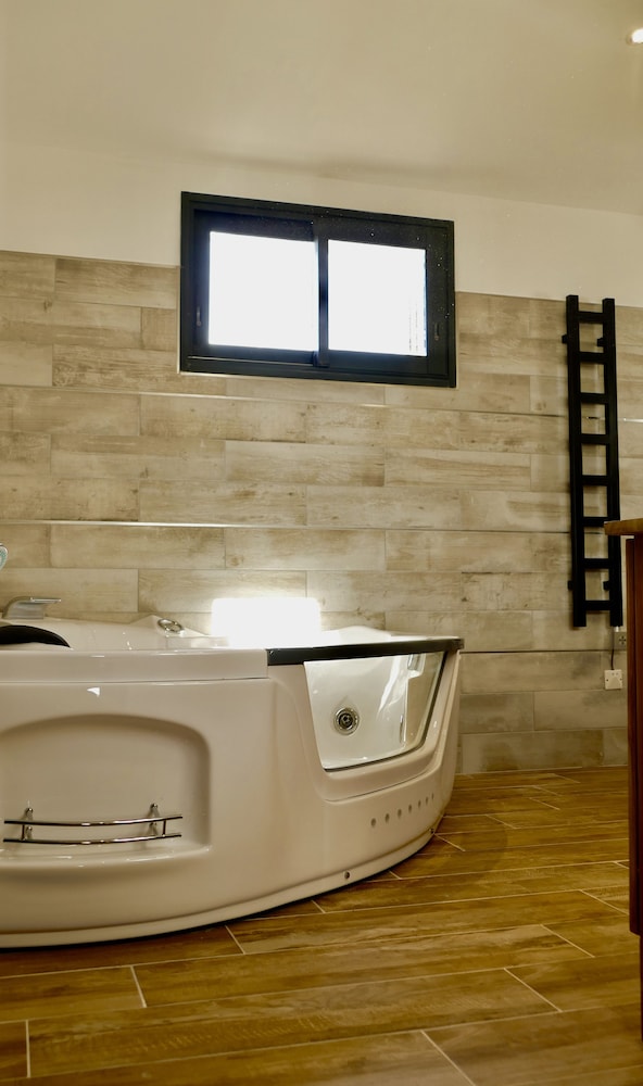 Jetted tub