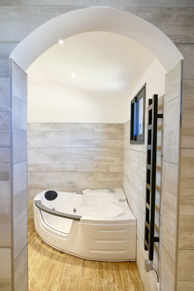 Jetted tub