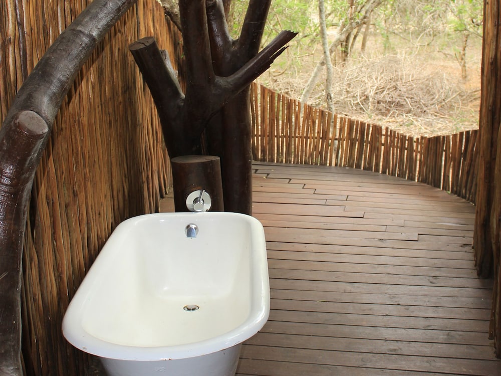 Deep soaking bathtub