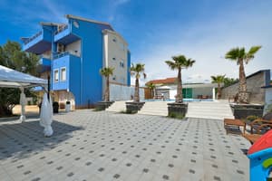 thumbnail: Exterior