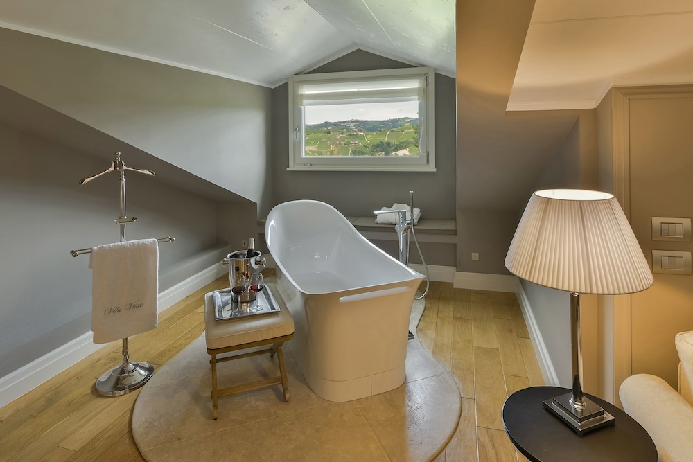 Deep soaking bathtub