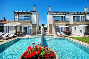 thumbnail: Front of property