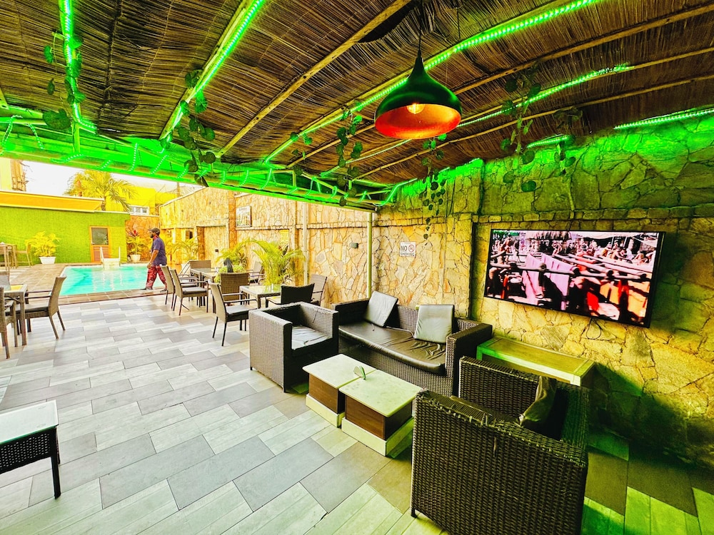 Poolside bar