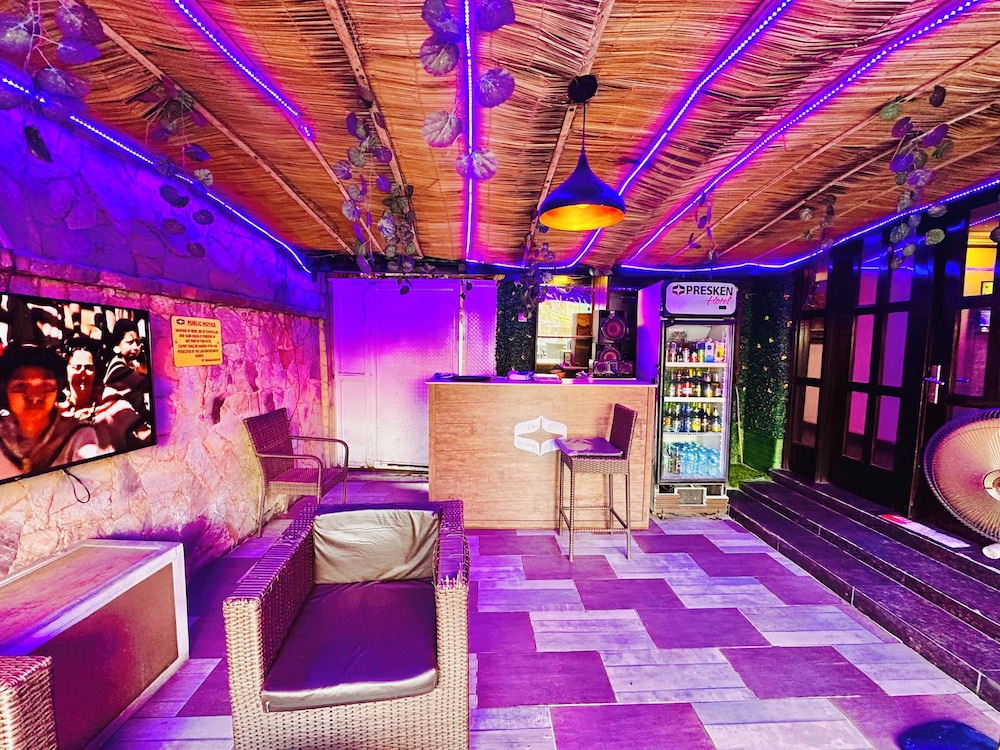 Poolside bar