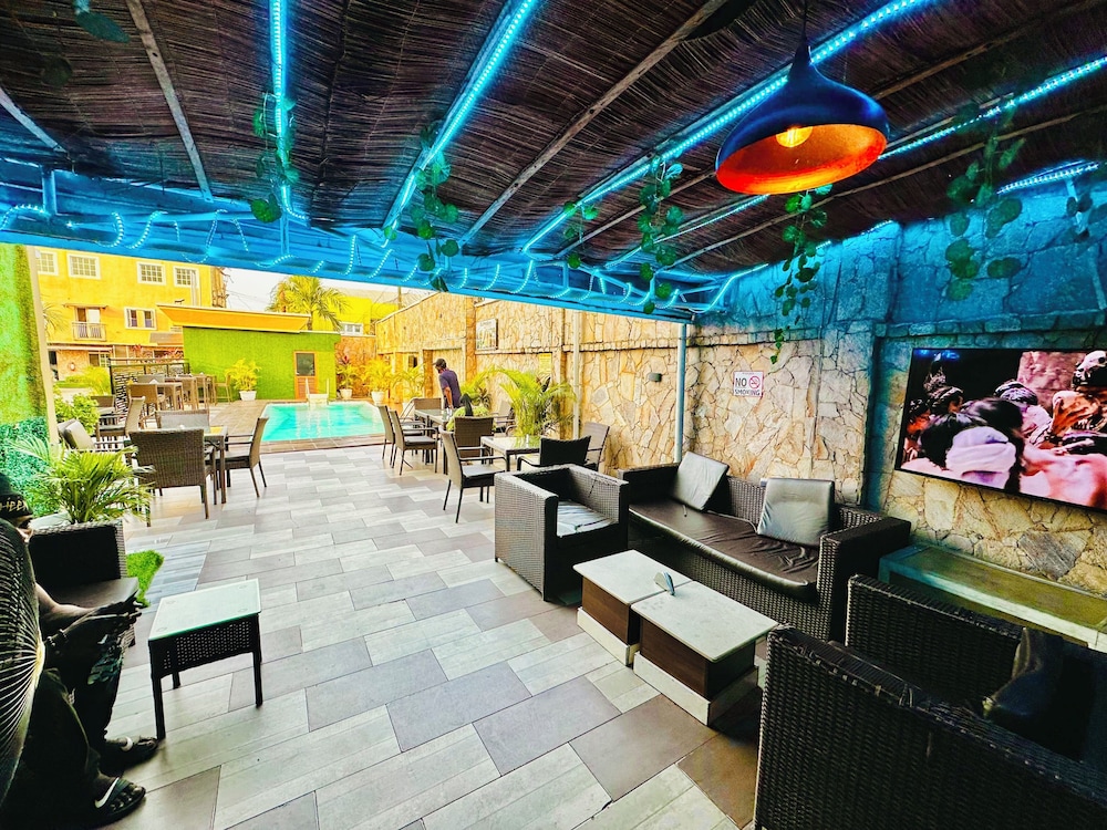 Poolside bar
