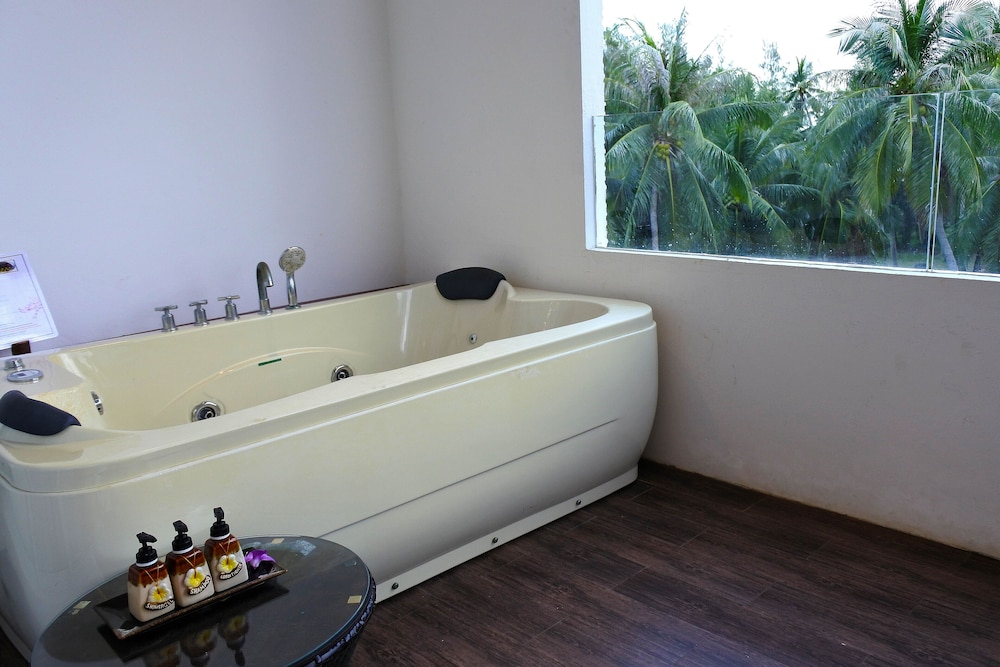 Private spa tub