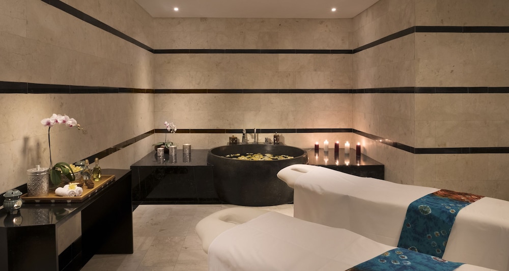 Private spa tub