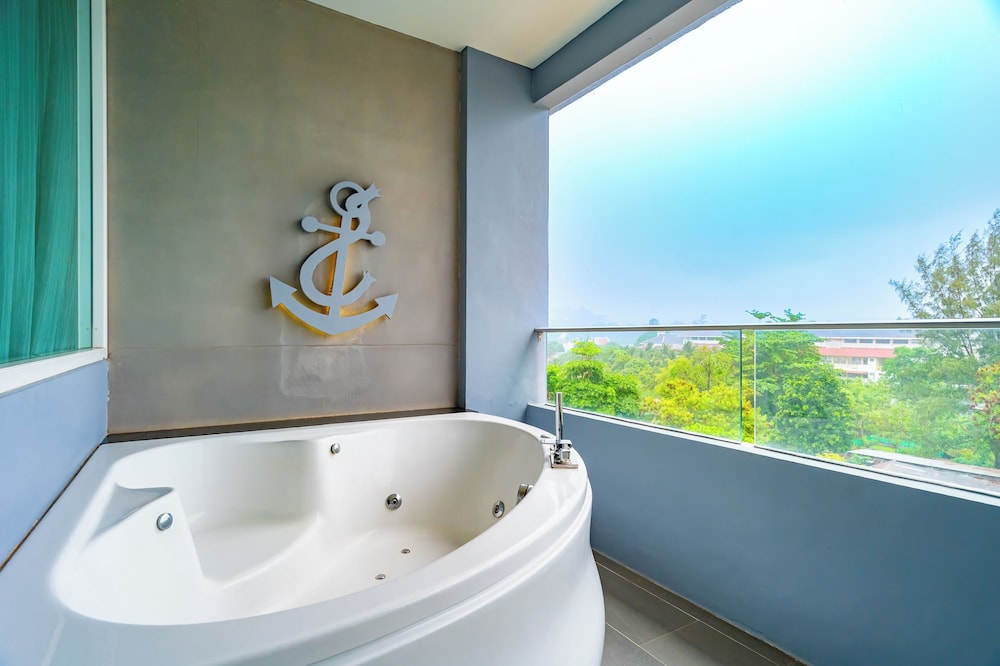 Deep soaking bathtub