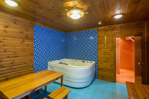 Small sauna with jacuzzi