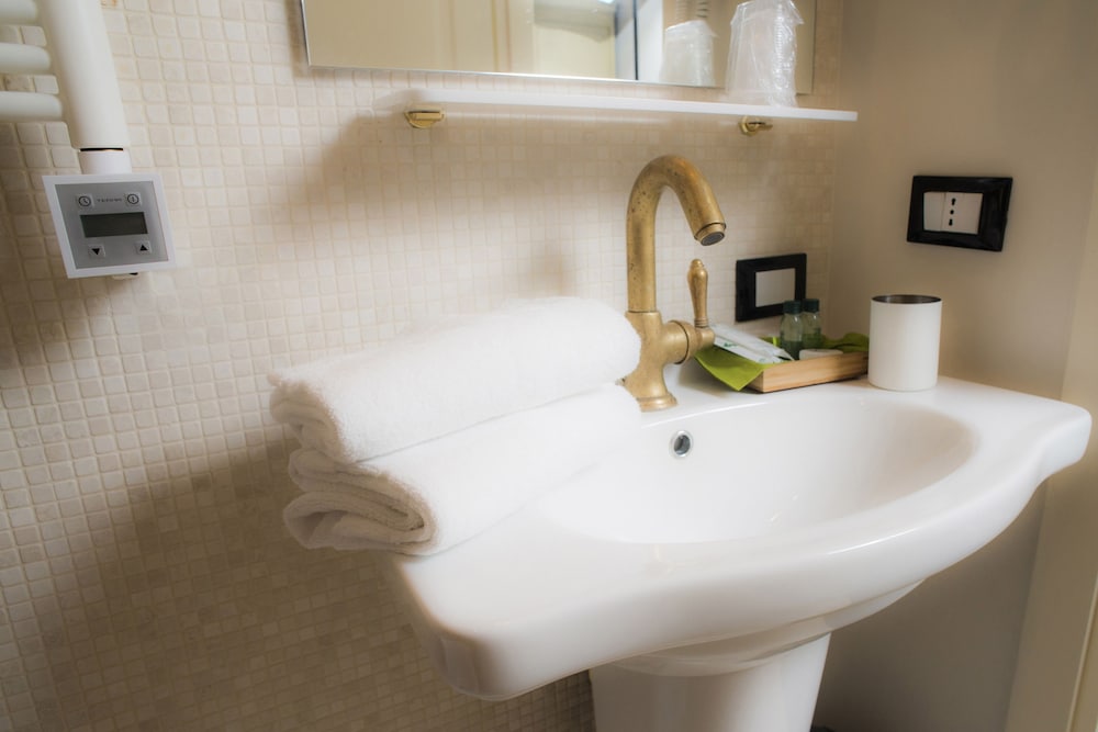 Bathroom sink