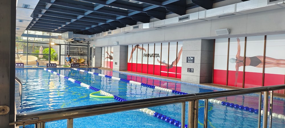 Indoor/outdoor pool