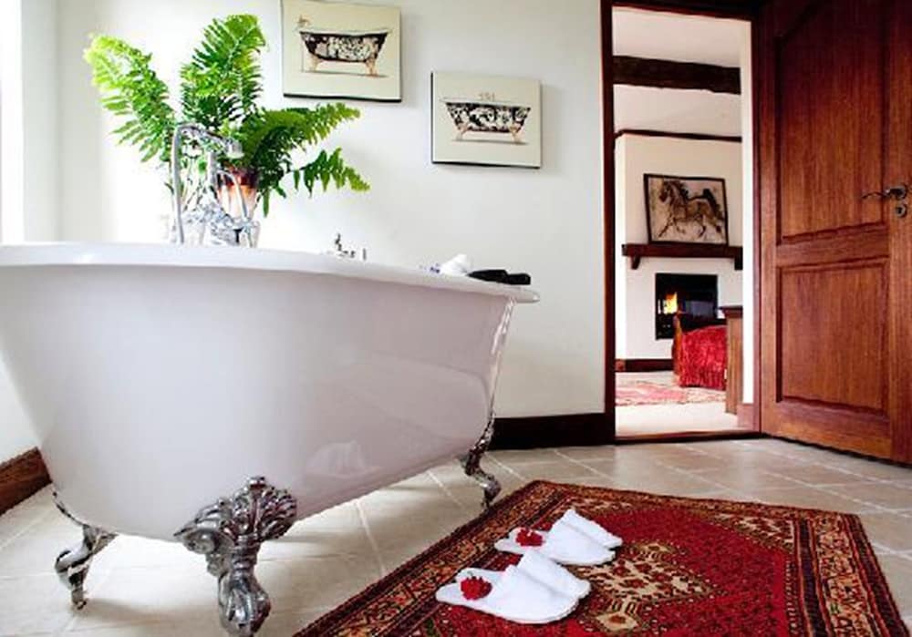 Deep soaking bathtub