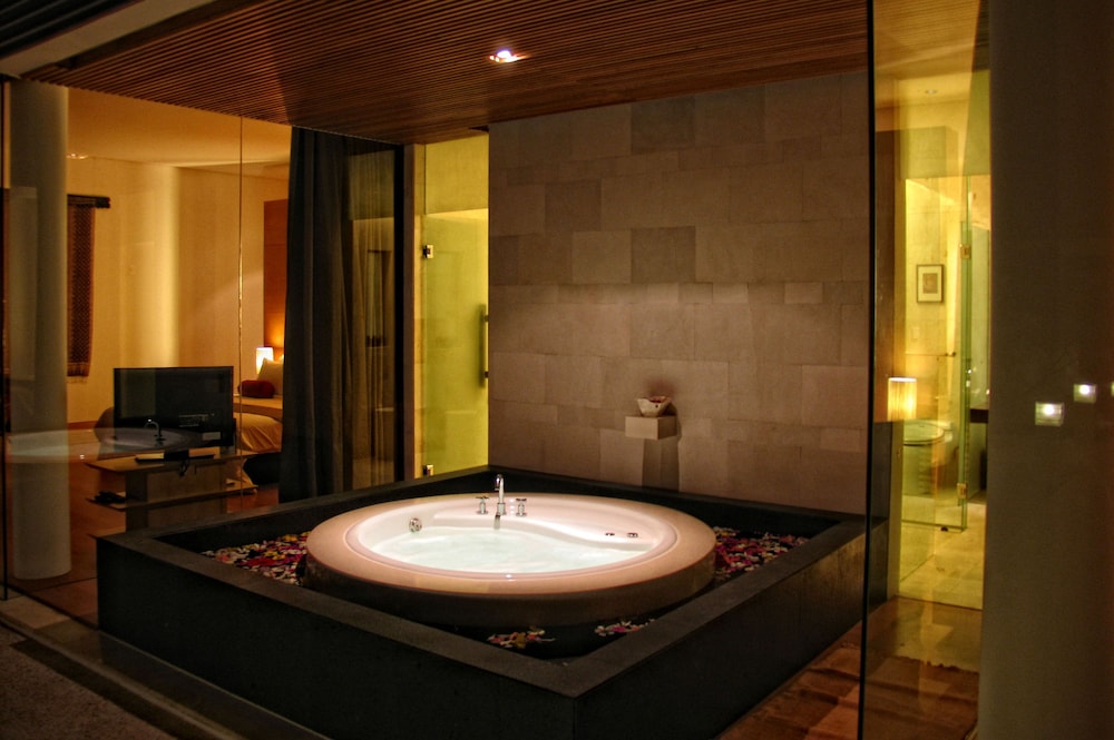 Jetted tub