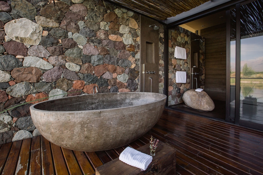Deep soaking bathtub