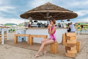 thumbnail: Bar (on property)