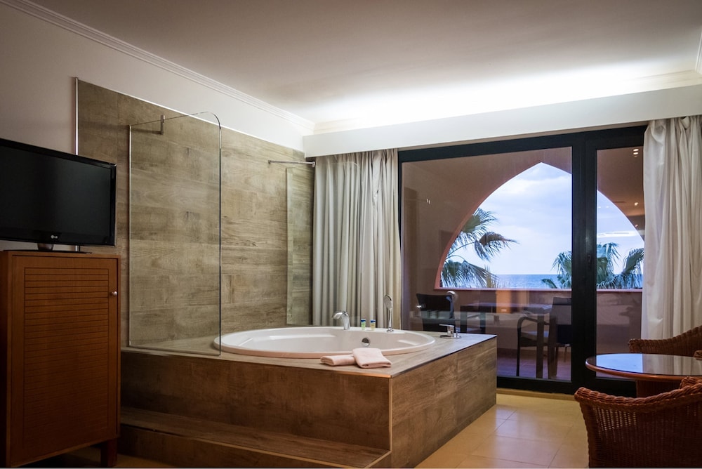 Deep soaking bathtub