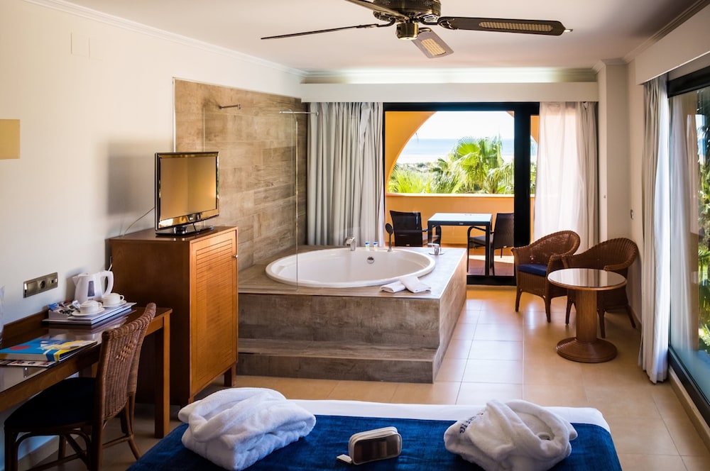 Deep soaking bathtub